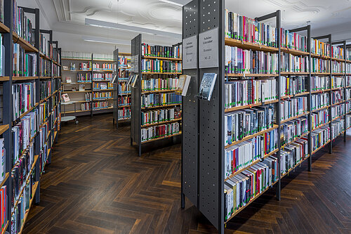 Bücherregale in der Stadtbücherei Hilpoltstein