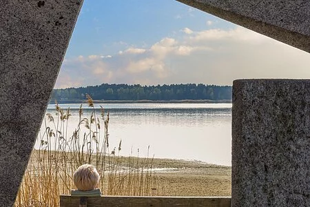 Seniorin auf Bank Rothsee