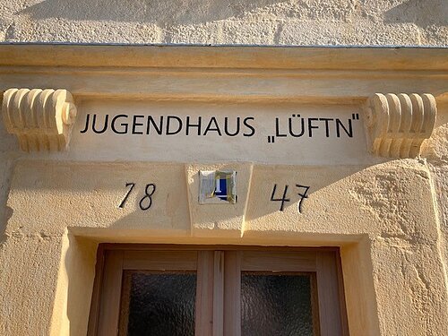 Schriftzug "Jugendhaus Lüftn" und Jahreszahl "1847" über dem Eingang