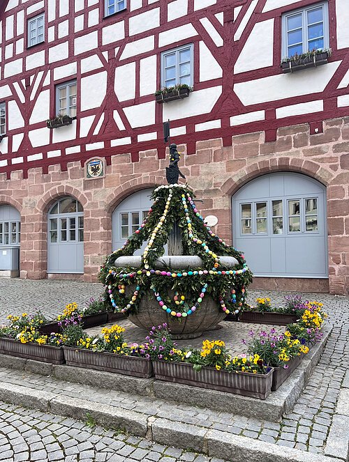 Osterbrunnen Rathaus Hilpoltstein